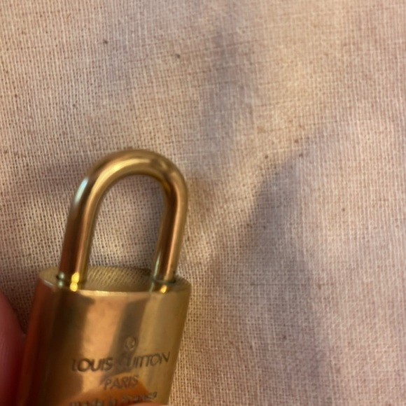 Louis Vuitton Key Lock - Picture 6 of 7